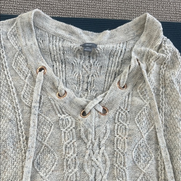 Aerie Cream V-Neck Cable Knit Sweater - Picture 3 of 5